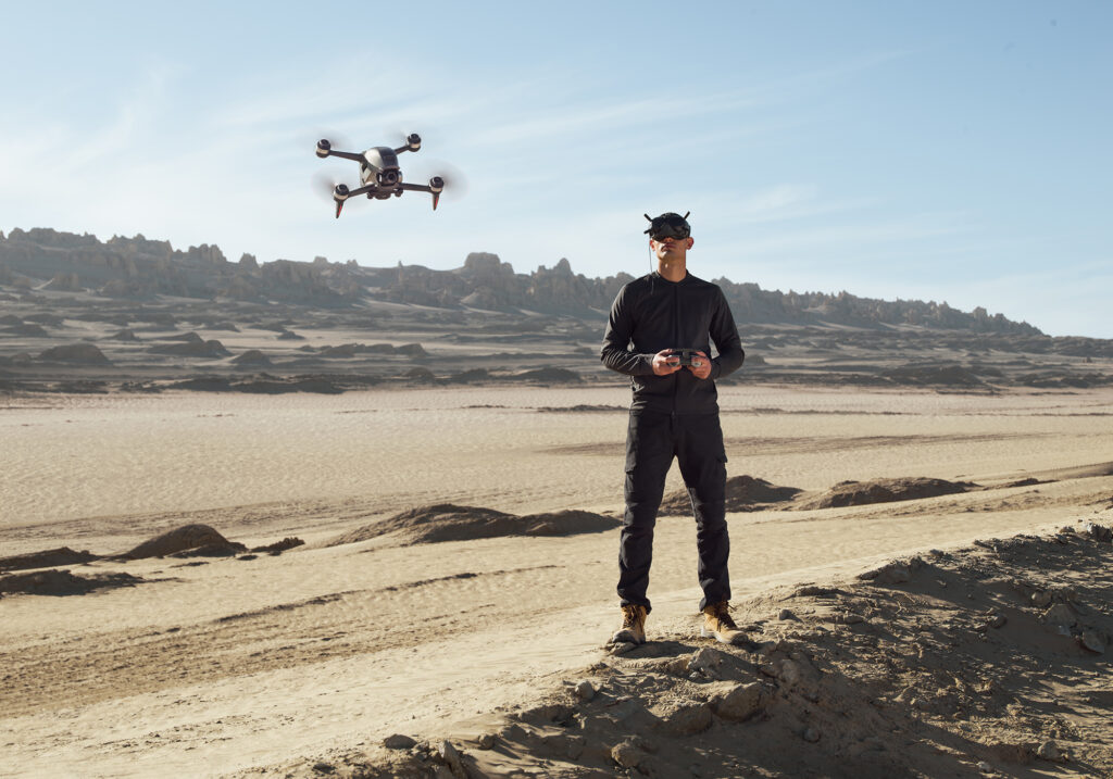 DJI FPV mężczyzna sterujący dronem na pustyni