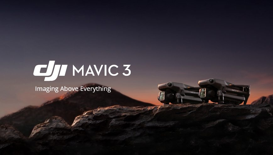 dwa drony DJI Mavic 3 stojące na skale na tle wieczornego nieba