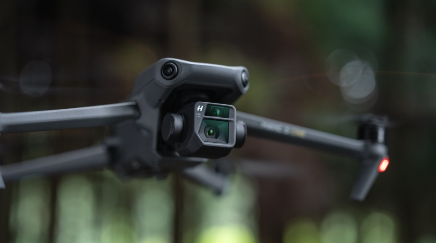 zbliżenie na drona DJI Mavic 3 w lesie 