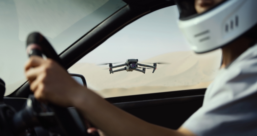 dron DJI Mavic 3 nagrywający mężczyznę w samochodzie 
